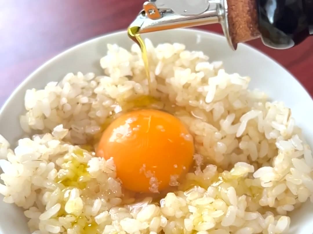 卵かけご飯にエクストラバージンオリーブオイルをひと回しかける