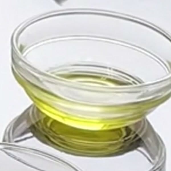 小皿に注いだEVOOひと口分の“喉テスト”